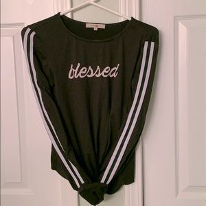 Fitted long sleeve tee with front knot